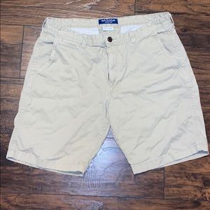 Men’s khaki shorts
